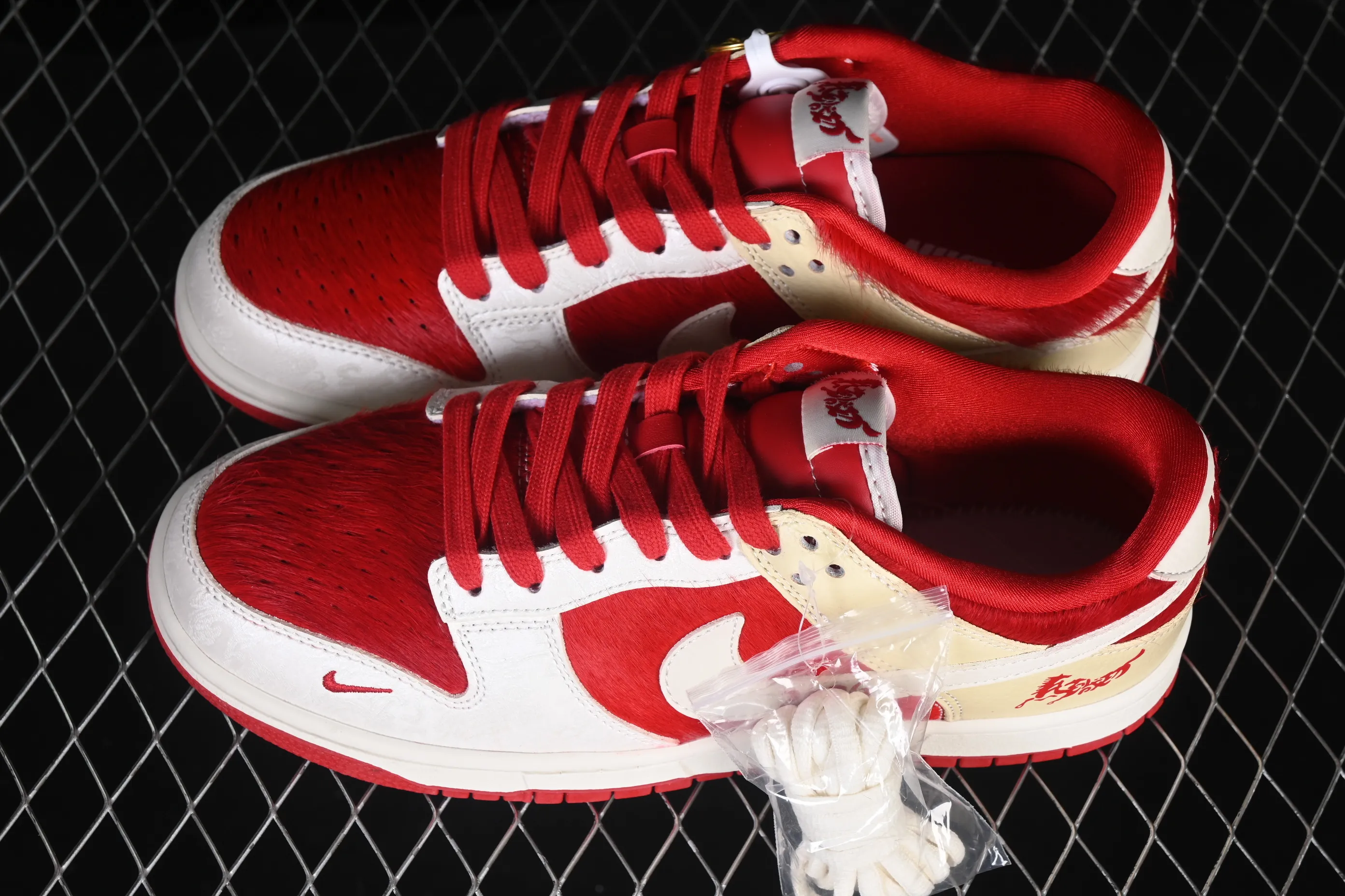 All categories Nk SB Dunk Series Nk SB Dunk Low High-end customized low-top sneakers Nike SB Dunk Low Year of the Horse limited edition White and red horse hair Anniversary high-end customized low-top casual sneakers DS6608-020